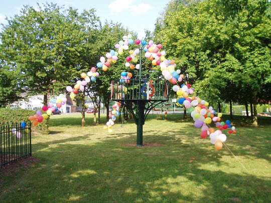 Le kiosque décoré lors de la fête du village
