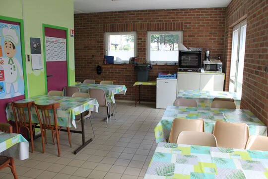 Salle de cantine scolaire
